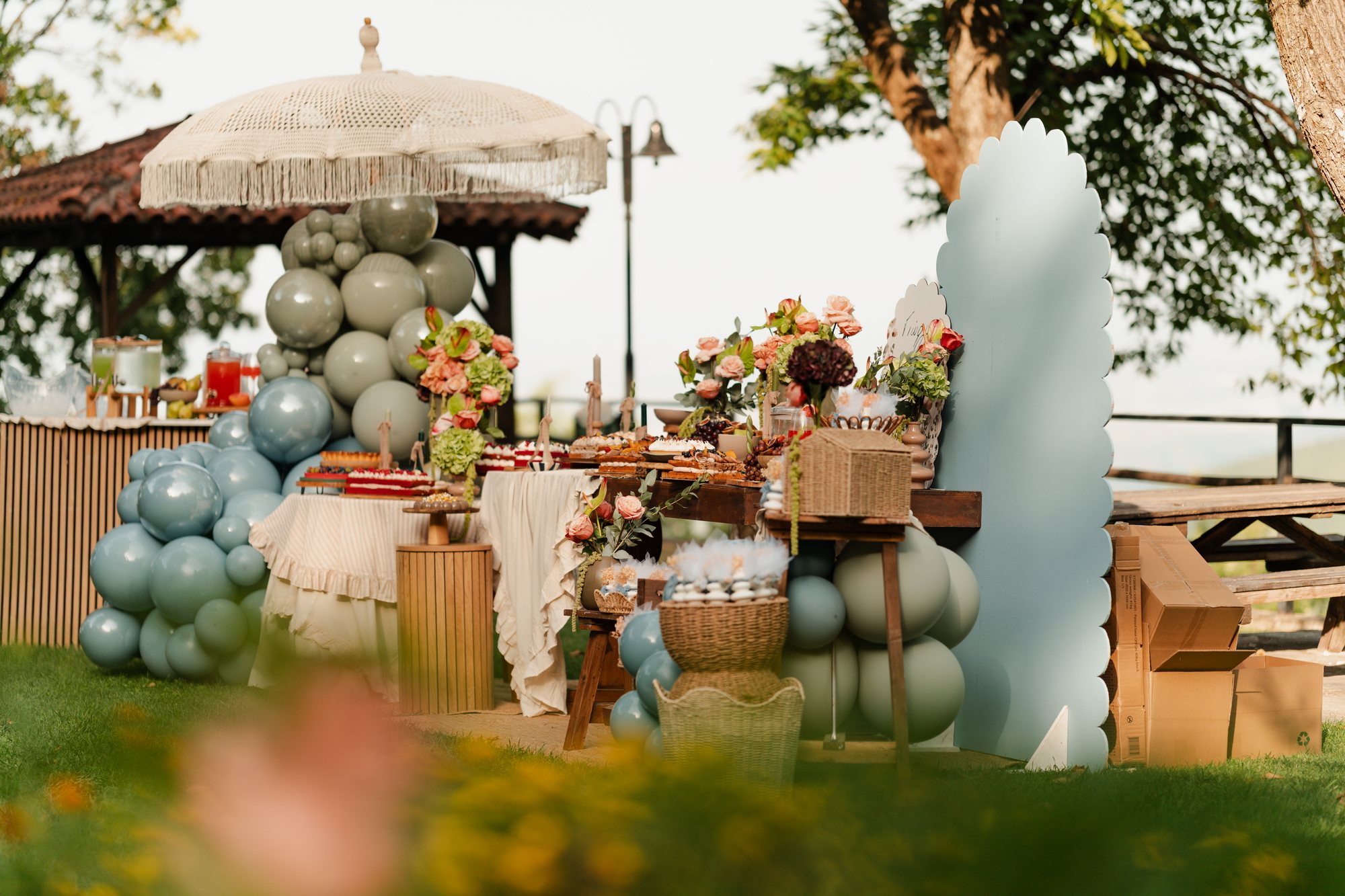 The christening decor with balloons and a parasol in the garden
